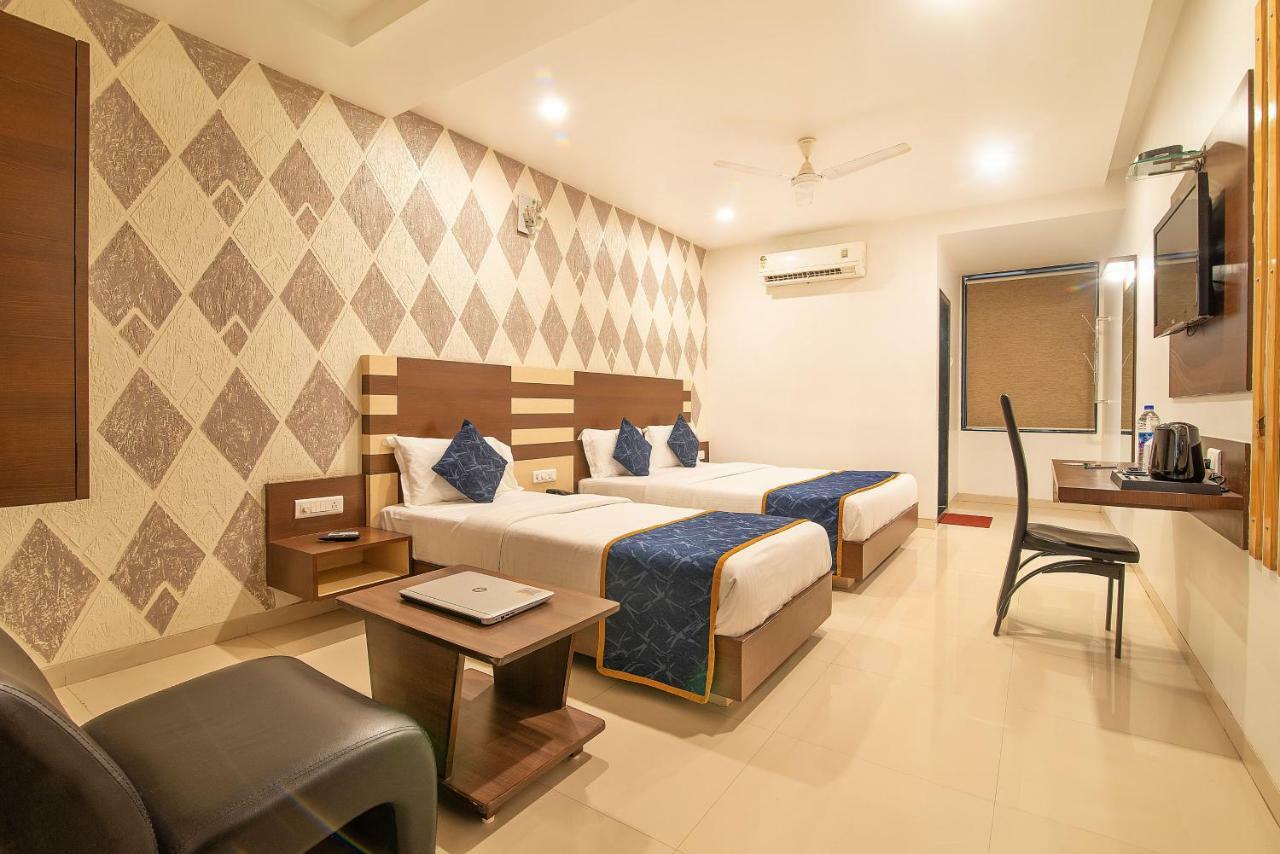 Hotel Sheetal Plaza Surat Exterior foto