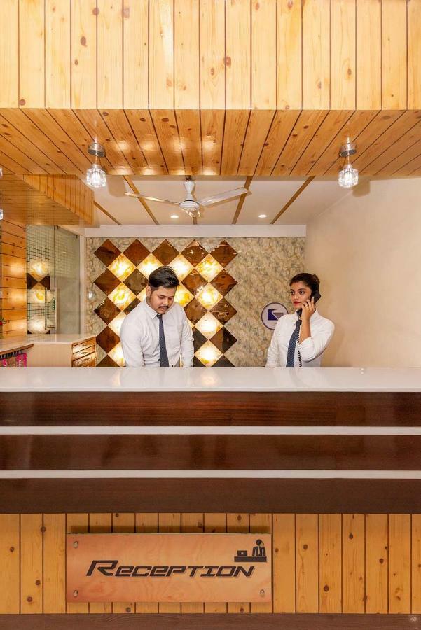Hotel Sheetal Plaza Surat Exterior foto