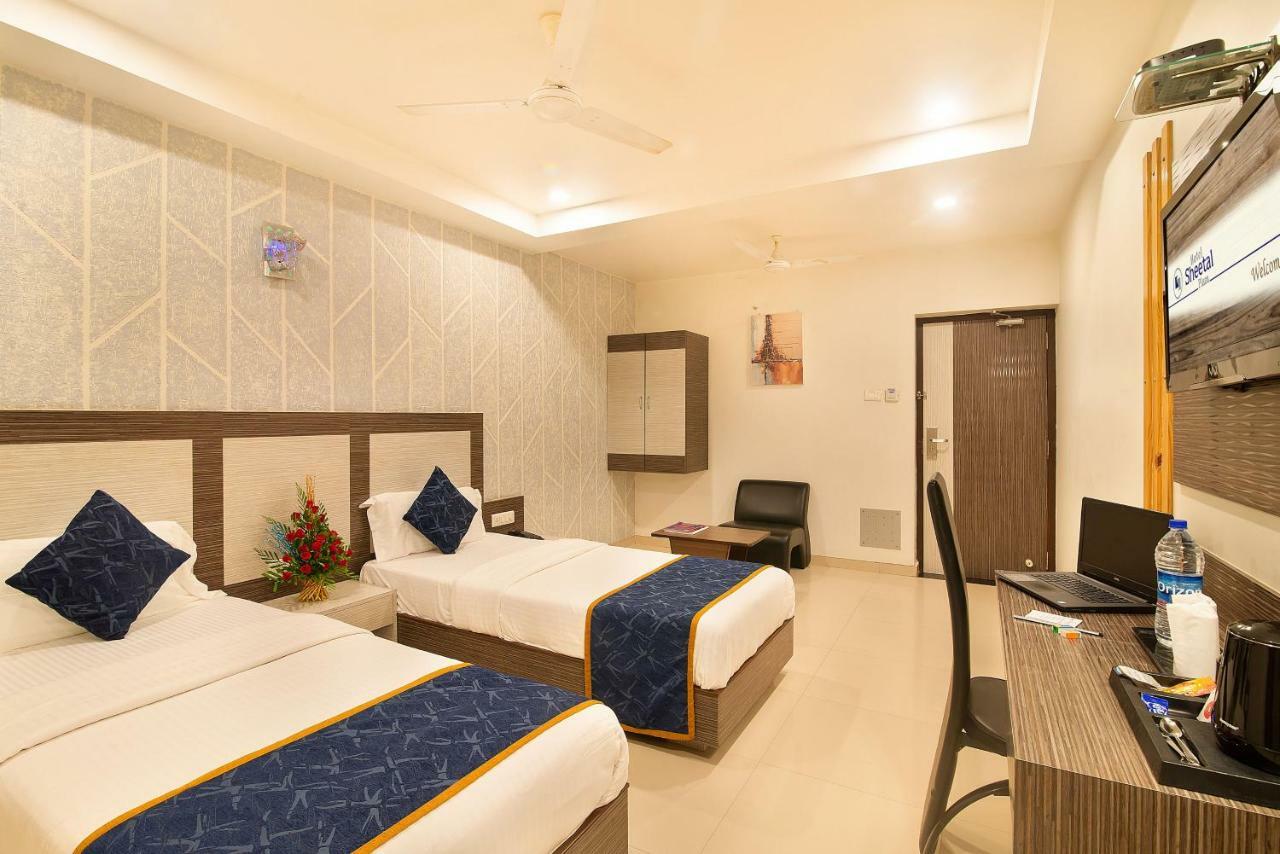 Hotel Sheetal Plaza Surat Exterior foto
