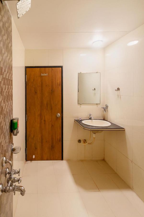 Hotel Sheetal Plaza Surat Exterior foto